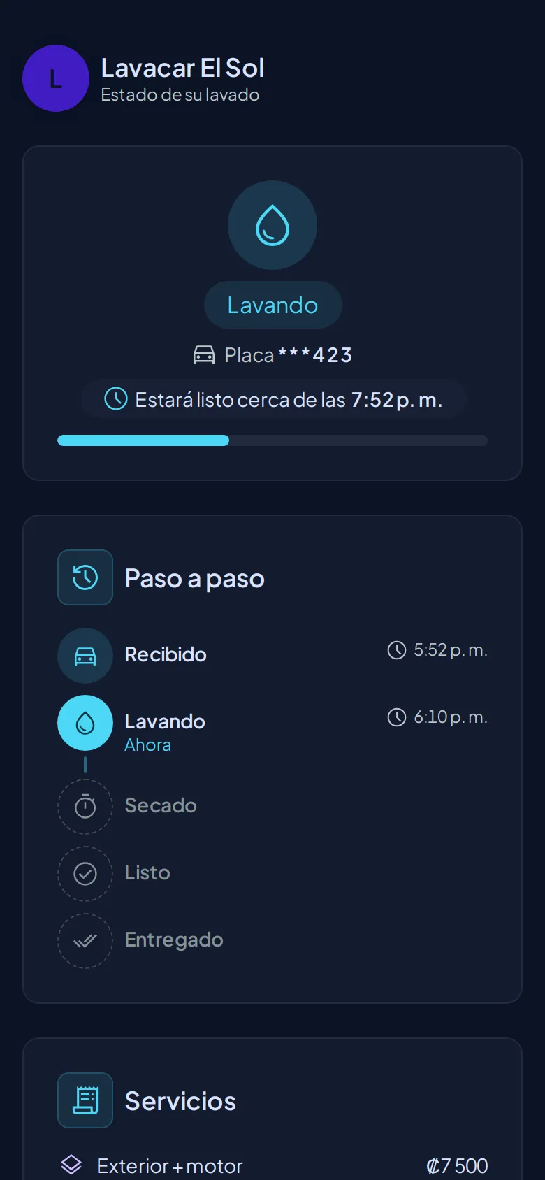 Página pública del cliente en un celular: el estado de su vehículo, el paso a paso, los servicios y el total, con la placa tapada